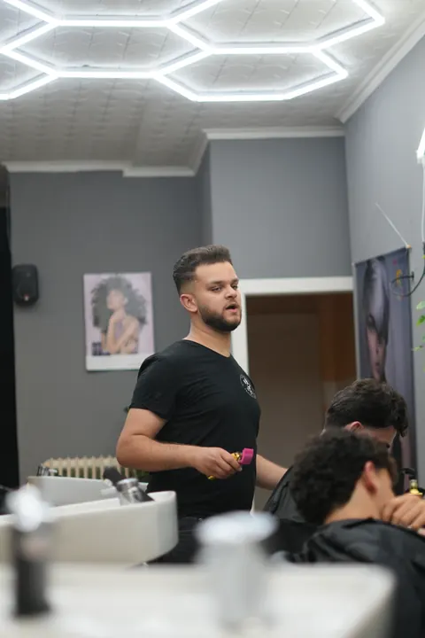 Heller Salonraum mit wabenförmiger Deckenbeleuchtung.