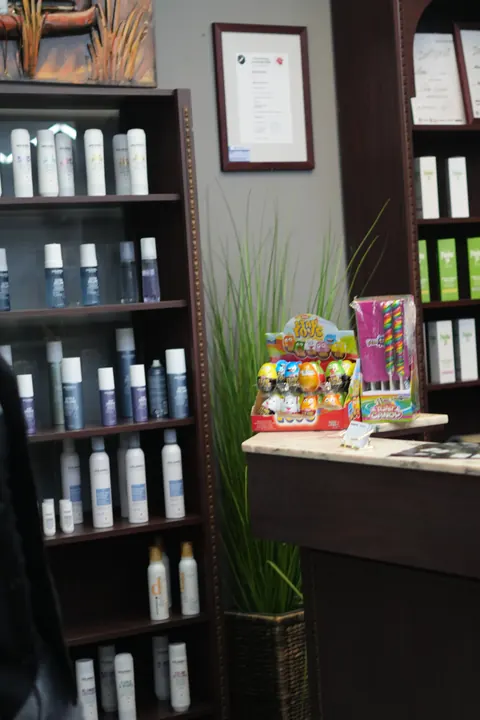 Regal mit Haarpflegeprodukten im Salon.