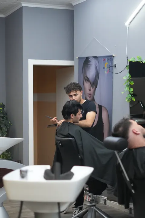Waschplatz im Salon mit Waschbecken und Frisierstuhl.